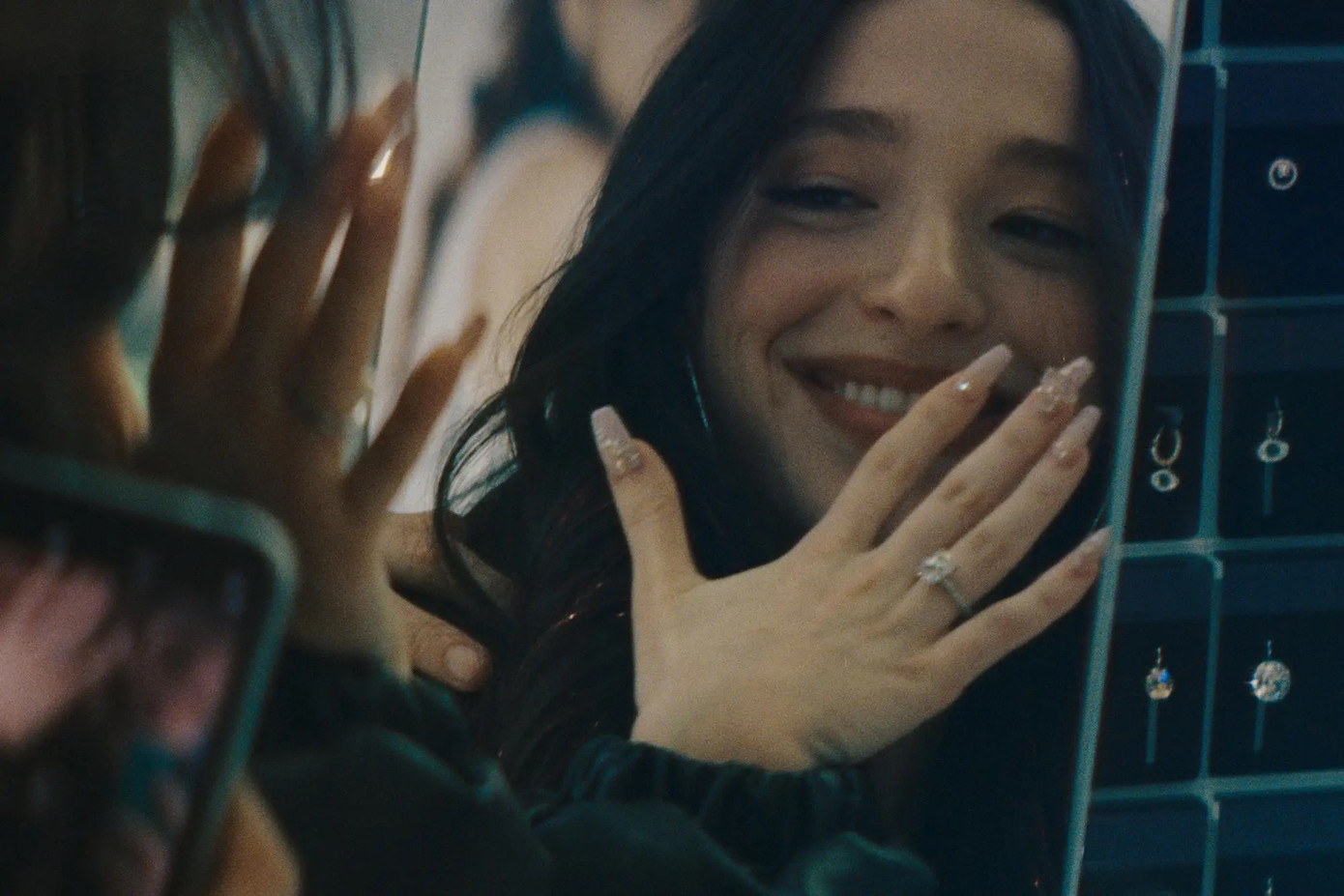 Chiến thắng của Anora nằm trong dự đoán của nhiều nhà phê bình quốc tế. Chiến thắng của Anora nằm trong dự đoán của nhiều nhà phê bình quốc tế.