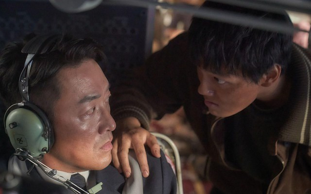 Cơ phó Tae In (Ha Jung Woo) đối đầu với tên khủng bố Yong Dae (Yeo Jin Goo).