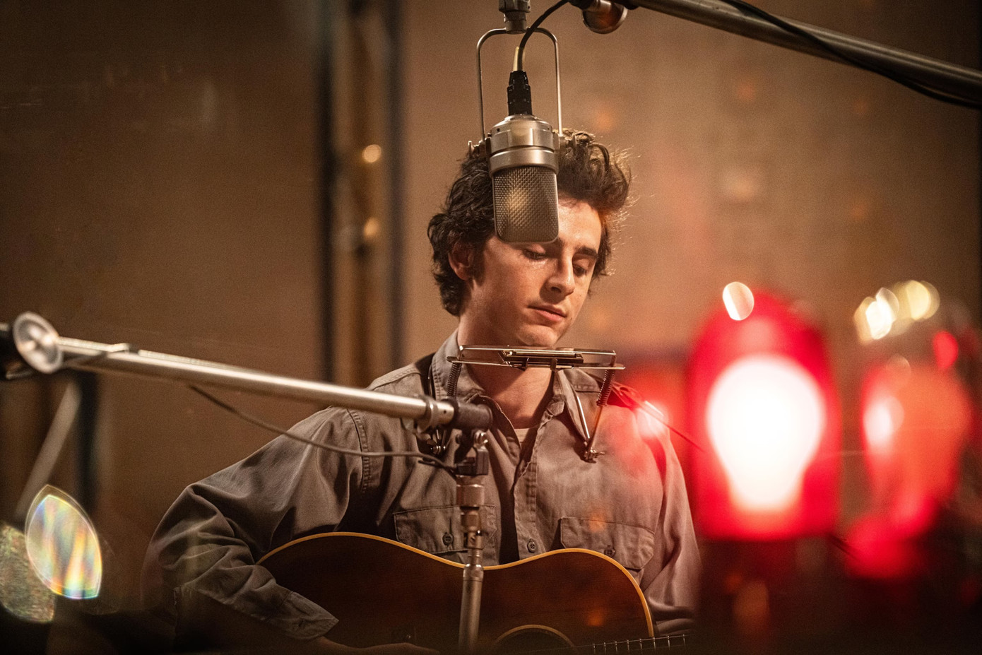 Tạo hình của Timothée Chalamet trong vai Bob Dylan.