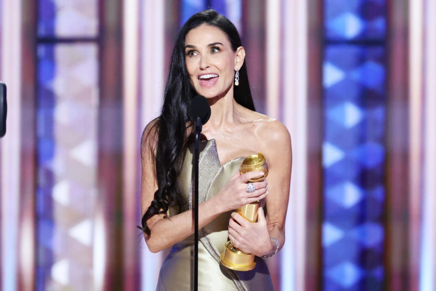 Demi Moore thắng giải Quả cầu Vàng đầu tiên sau hơn 40 năm làm nghề.