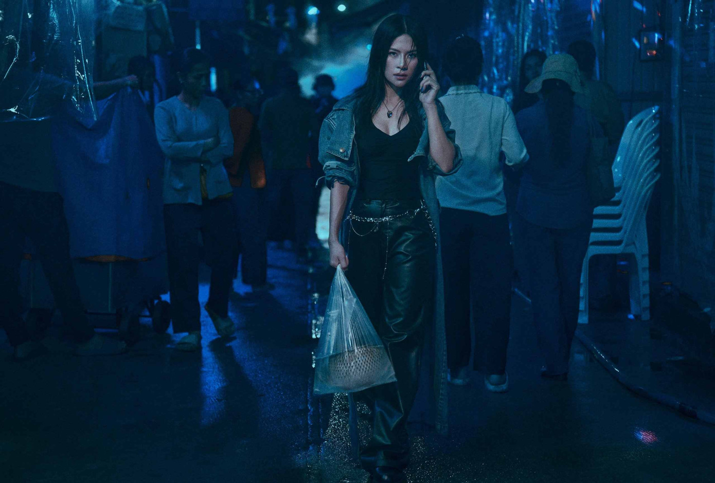 MV chọn tông màu u tối nên đôi khi hơi khó xem. MV chọn tông màu u tối nên đôi khi hơi khó xem.