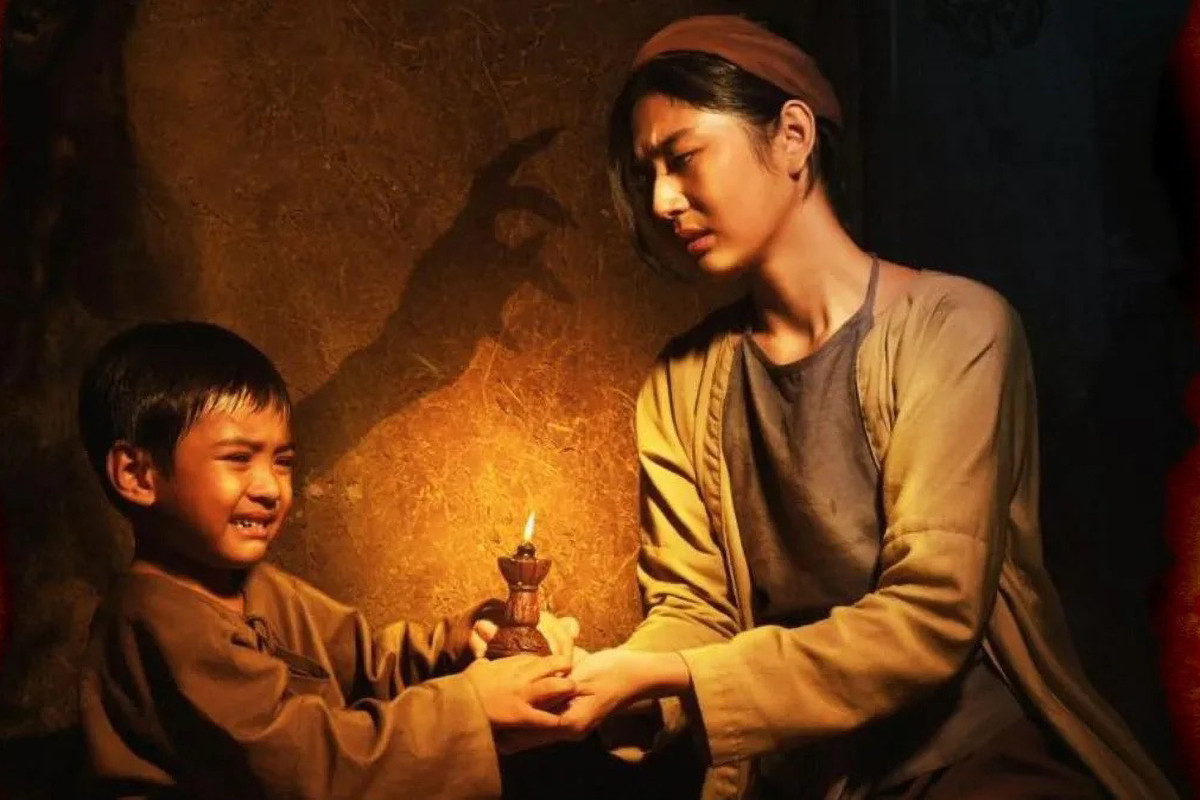 Đèn âm hồn nhanh chóng trở thành hiện tượng phòng vé đầu năm. Đèn âm hồn nhanh chóng trở thành hiện tượng phòng vé đầu năm.