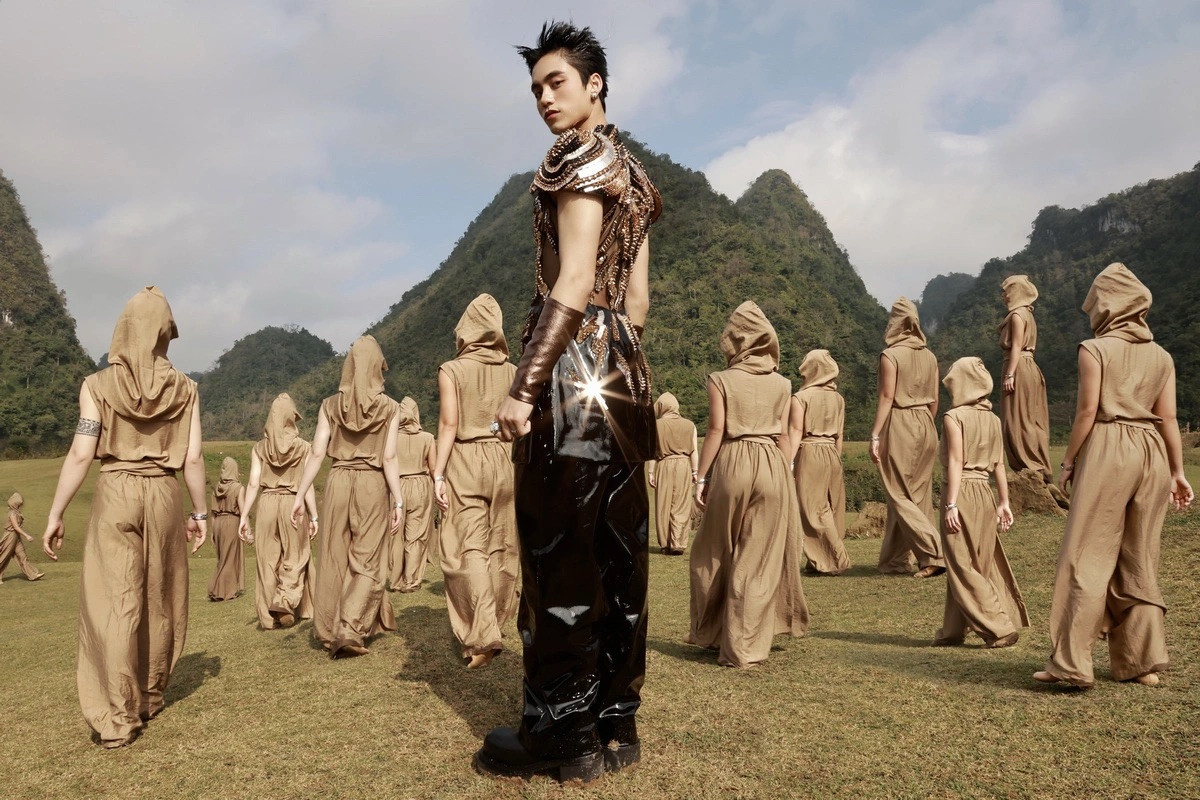 Hình ảnh trong MV Open Your Eyes của Mono.