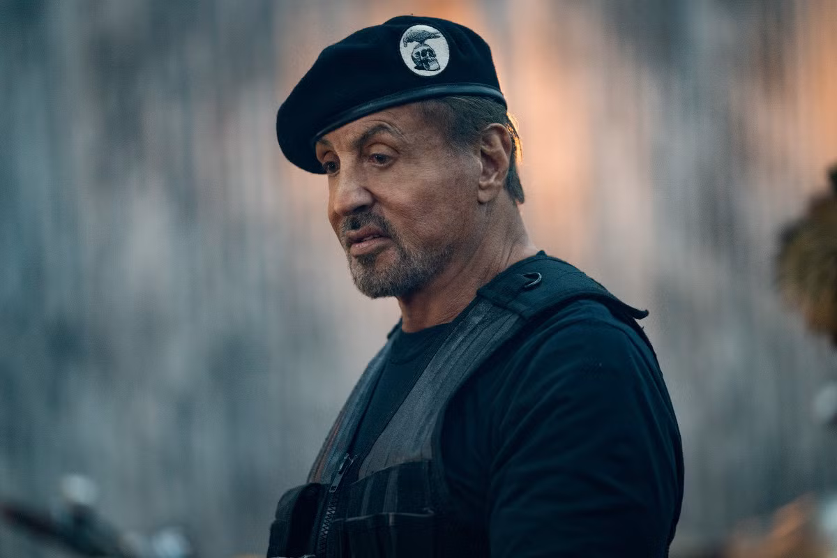 Sylvester Stallone tiếp tục trở lại với vai chính Barney Ross.
