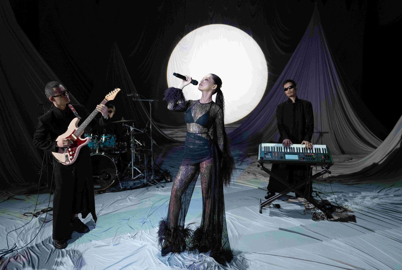 Bùi Lan Hương chọn hình thức Live Session Studio thay vì làm MV. Bùi Lan Hương chọn hình thức Live Session Studio thay vì làm MV.