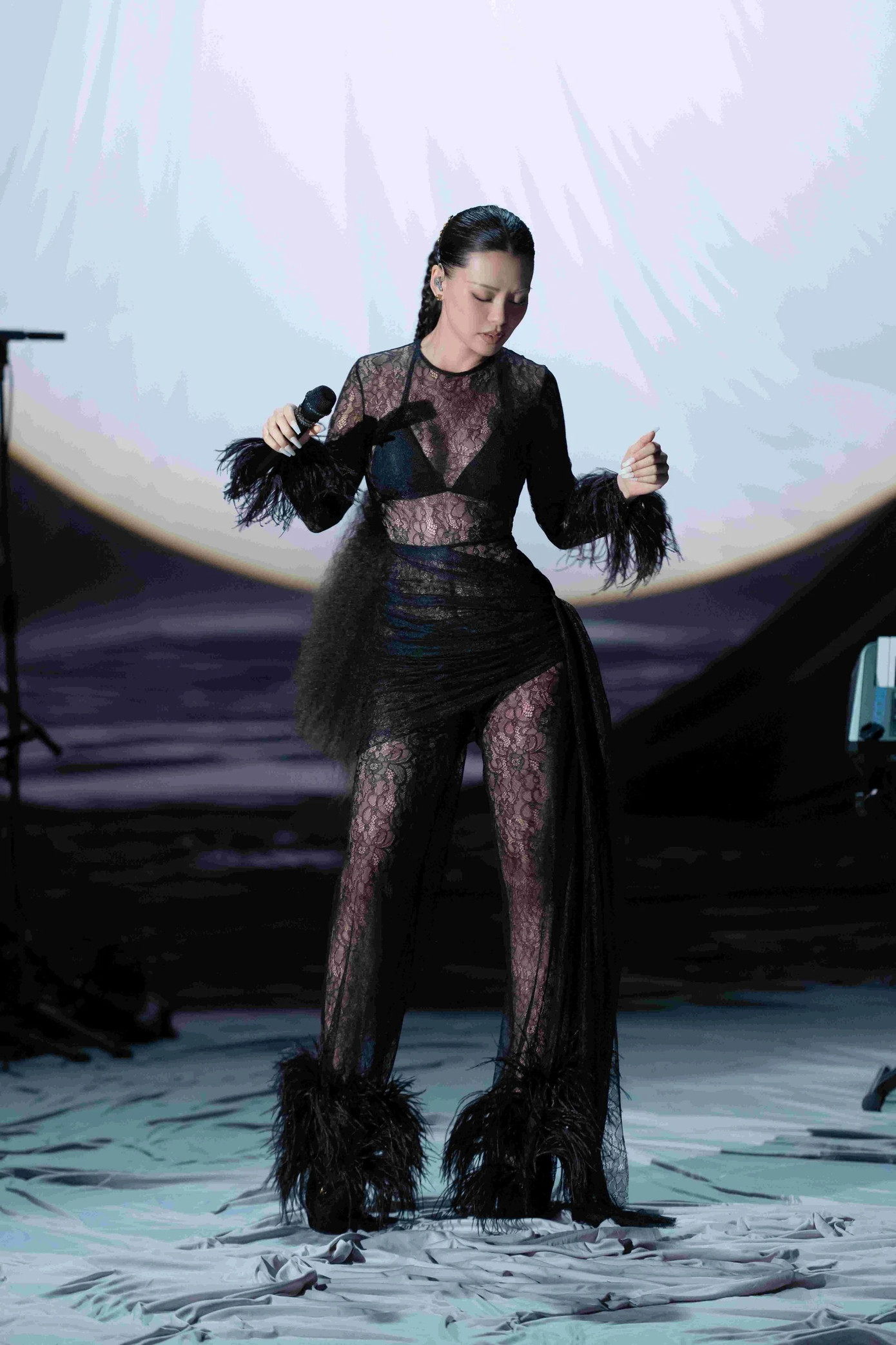 Nữ ca sĩ đầu tư mạnh về mặt trang phục, hình ảnh. Nữ ca sĩ đầu tư mạnh về mặt trang phục, hình ảnh.