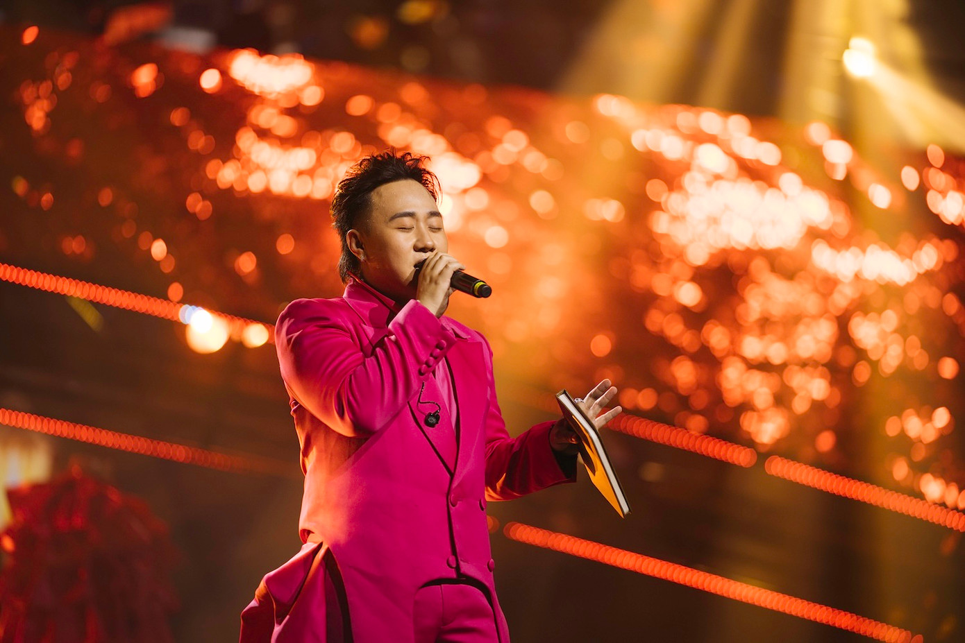 Concert của Trung Quân hút hơn 4.000 khán giả trong đêm đầu tiên tại TP.HCM. Concert của Trung Quân hút hơn 4.000 khán giả trong đêm đầu tiên tại TP.HCM.