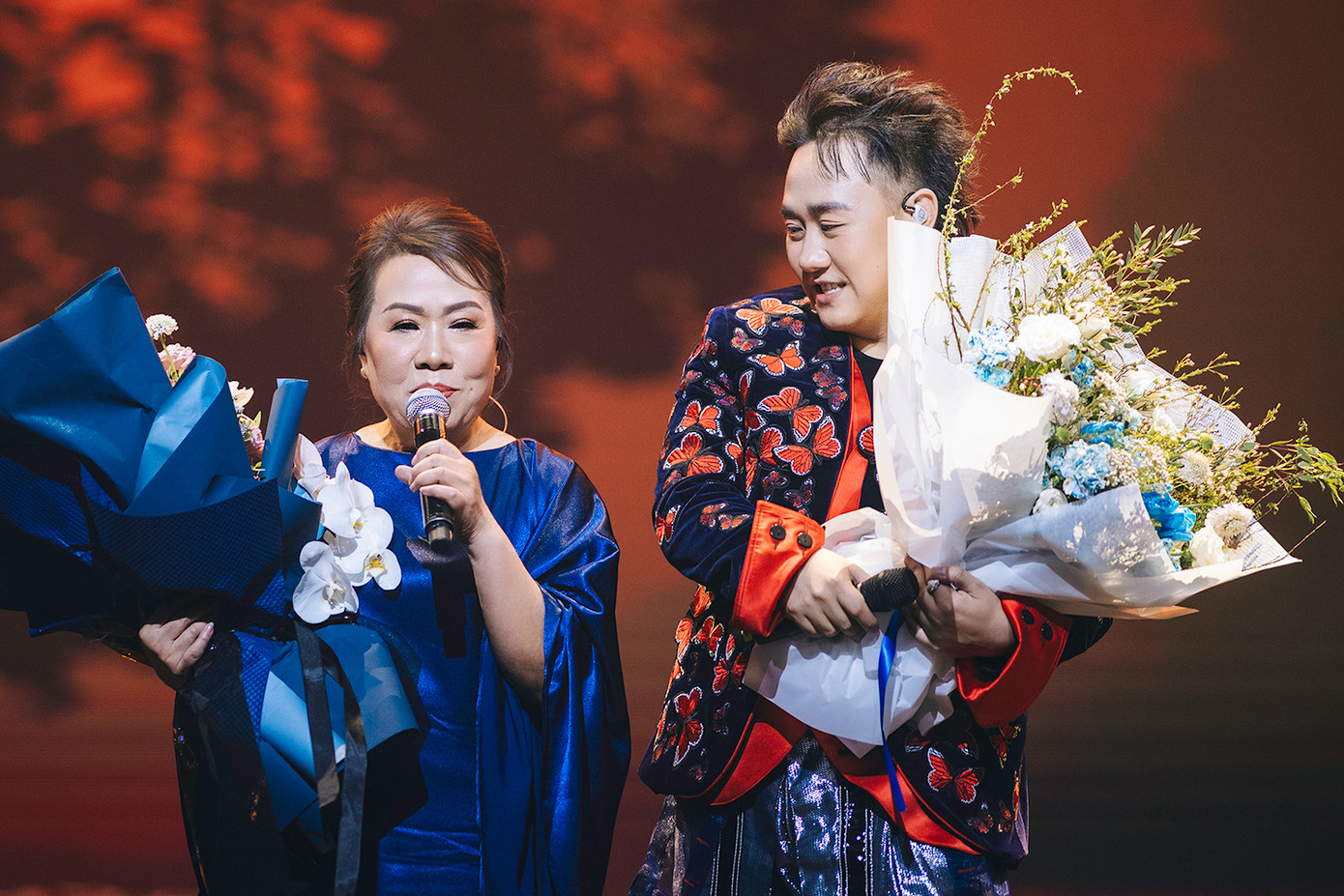 Khoảnh khắc xúc động khi mẹ Trung Quân xuất hiện trên sân khấu. Khoảnh khắc xúc động khi mẹ Trung Quân xuất hiện trên sân khấu.