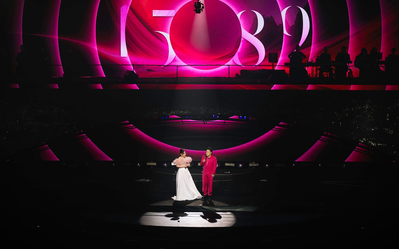 Ca sĩ Hà Trần và Thùy Chi làm tốt vai trò khách mời. Ca sĩ Hà Trần và Thùy Chi làm tốt vai trò khách mời.