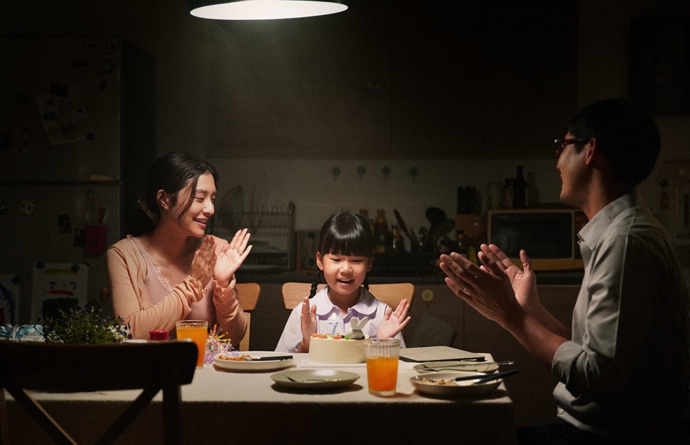 Chuyện phim xoay quanh những biến cố của một gia đình 3 thành viên. Chuyện phim xoay quanh những biến cố của một gia đình 3 thành viên.