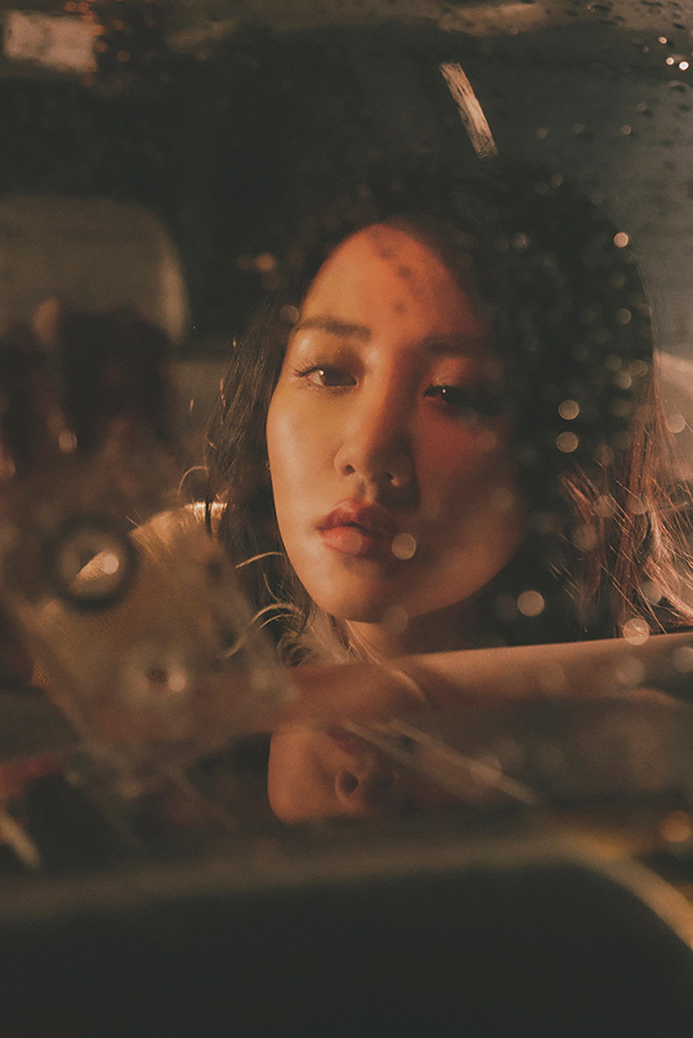 Hình ảnh Văn Mai Hương trong MV. Hình ảnh Văn Mai Hương trong MV.