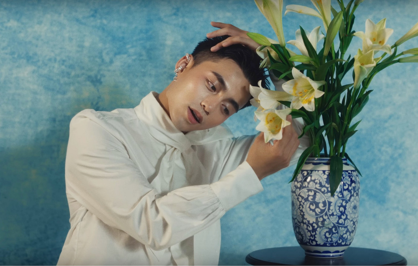 Mono dịu dàng đến lạ trong các cảnh quay.