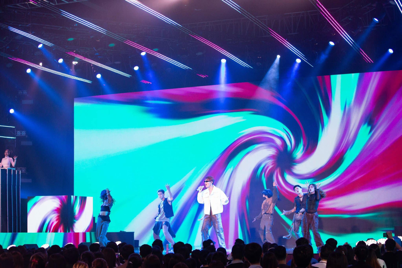 Màn trình diễn của Lâm Phúc nhận ý kiến trái ngược từ 2 giám khảo Huy Tuấn và Mỹ Tâm. Màn trình diễn của Lâm Phúc nhận ý kiến trái ngược từ 2 giám khảo Huy Tuấn và Mỹ Tâm.