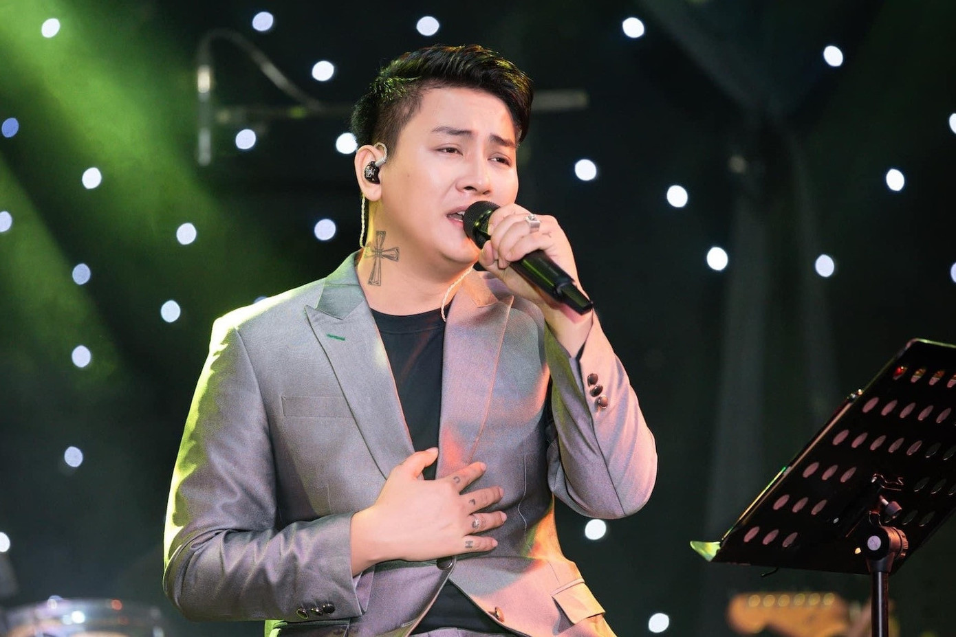 Hoài Lâm từng 2 lần đổi nghệ danh nhưng không nhiều người biết. Hoài Lâm từng 2 lần đổi nghệ danh nhưng không nhiều người biết.