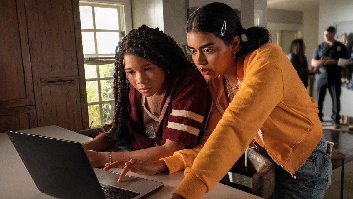 Nhân vật chính khéo léo dùng mạng xã hội để thu thập thông tin cần thiết. Nhân vật chính khéo léo dùng mạng xã hội để thu thập thông tin cần thiết.