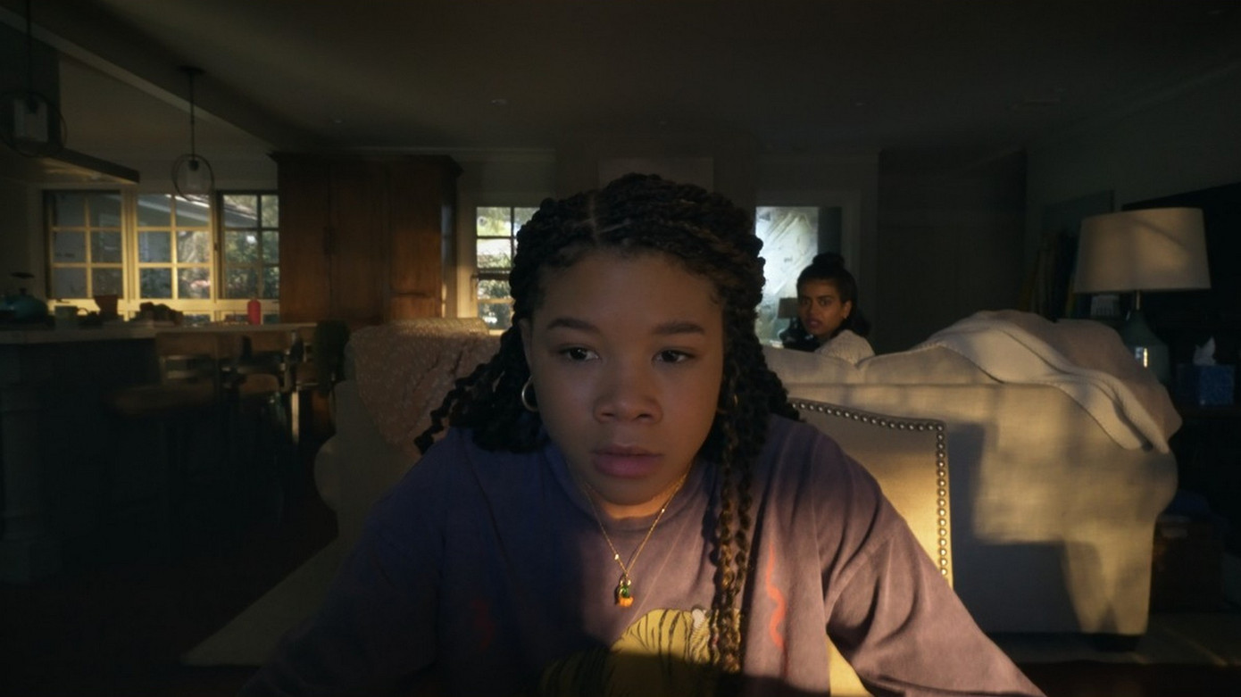 June Allen (Storm Reid) phải tự truy tìm tung tích mẹ ruột mà không có sự trợ giúp của cảnh sát. June Allen (Storm Reid) phải tự truy tìm tung tích mẹ ruột mà không có sự trợ giúp của cảnh sát.