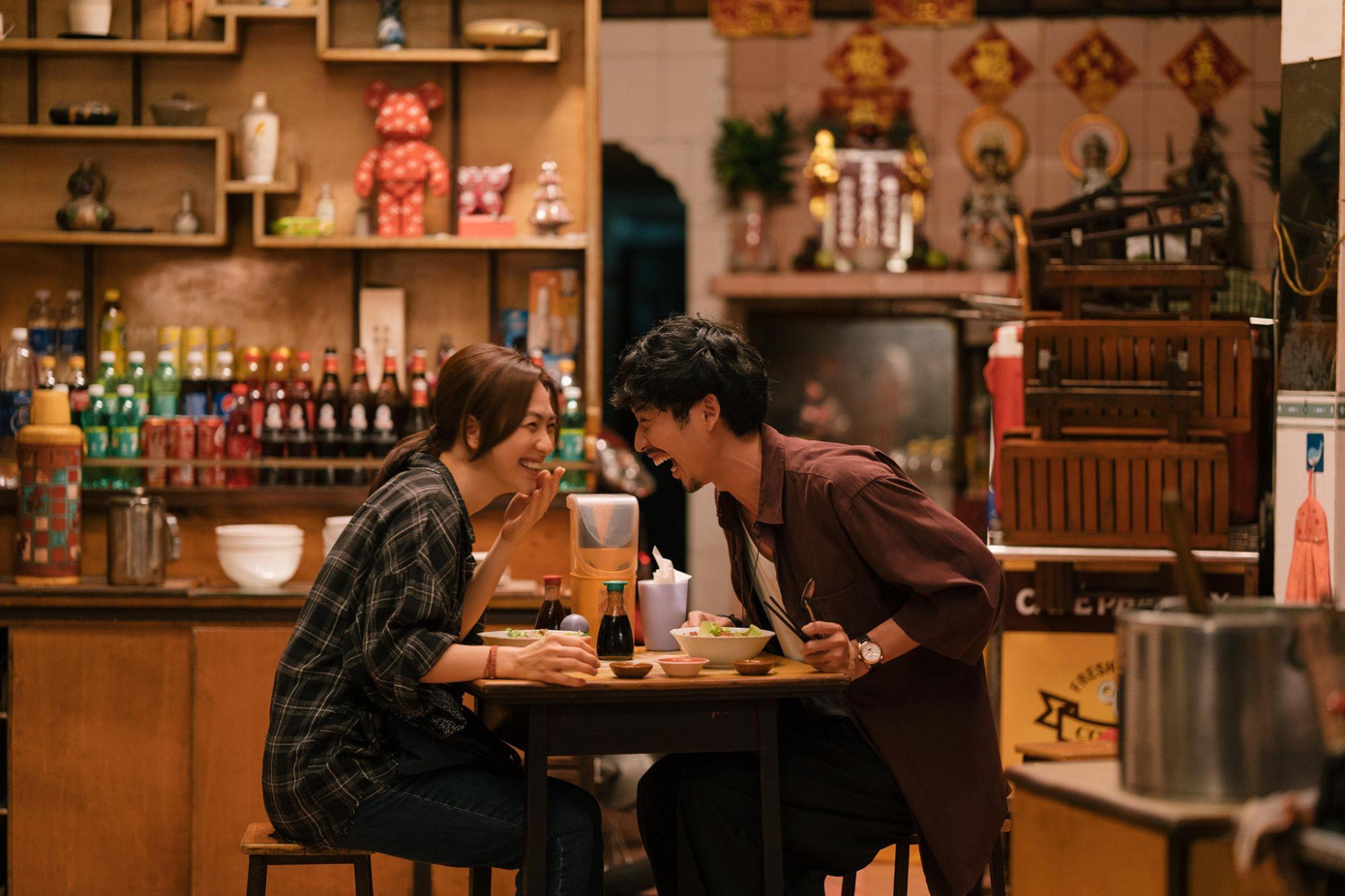 Gặp lại chị bầu có nhiều yếu tố hài hước, dễ xem nhưng lại không hút khách bằng phim Mai nặng về bi kịch. Gặp lại chị bầu có nhiều yếu tố hài hước, dễ xem nhưng lại không hút khách bằng phim Mai nặng về bi kịch.