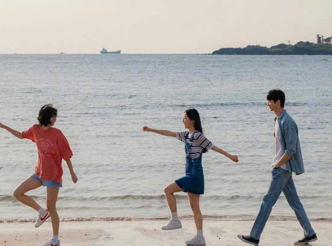 Đạo diễn chuộng những khung hình tươi sáng, khắc họa tuổi trẻ trong trẻo.