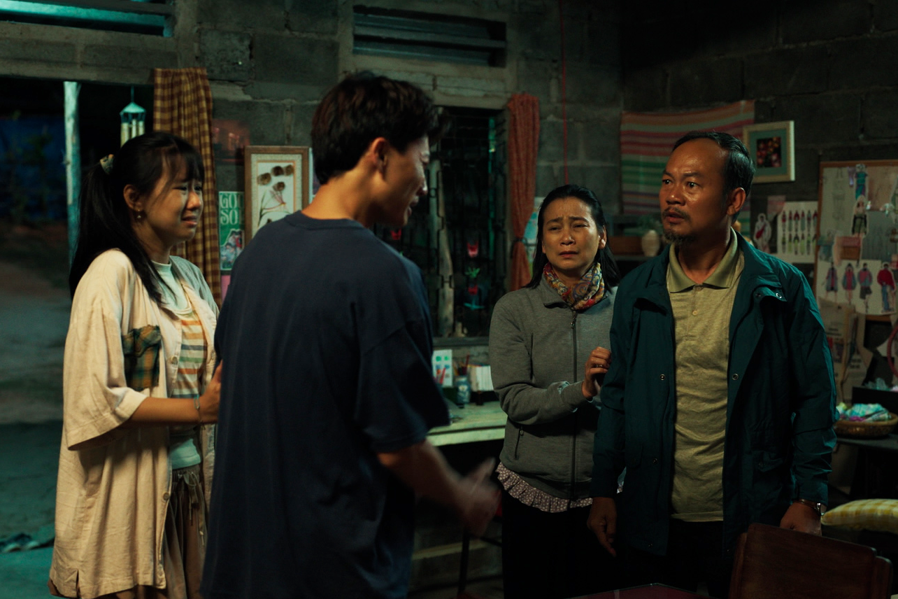 Hình ảnh trong Lật mặt 8: Vòng tay nắng. Hình ảnh trong Lật mặt 8: Vòng tay nắng.