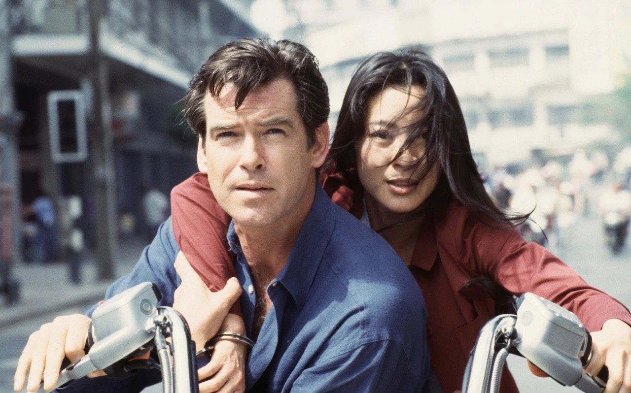 Dương Tử Quỳnh xuất hiện ấn tượng bên cạnh tài tử Pierce Brosnan trong Tomorrow Never Dies.