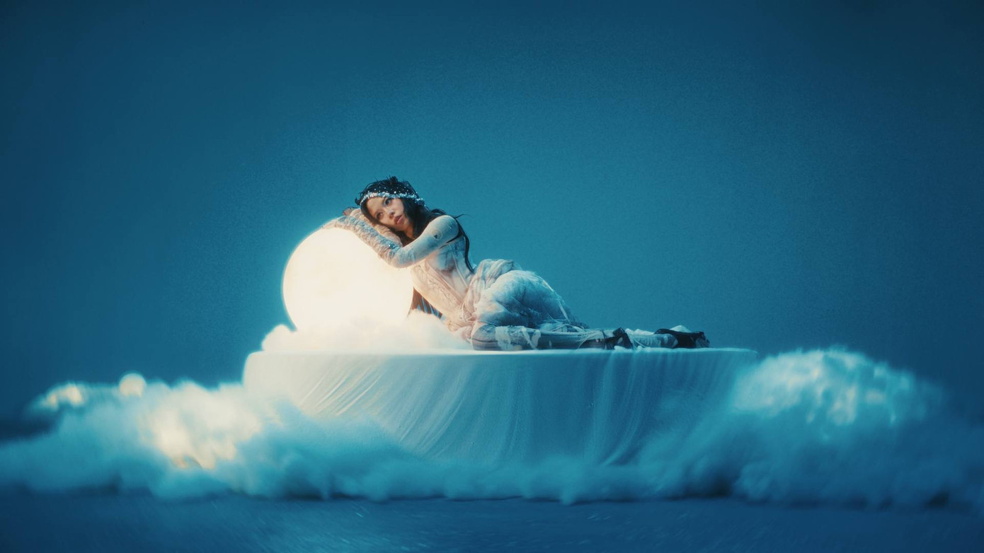 Một vài hình ảnh trong MV. Một vài hình ảnh trong MV.