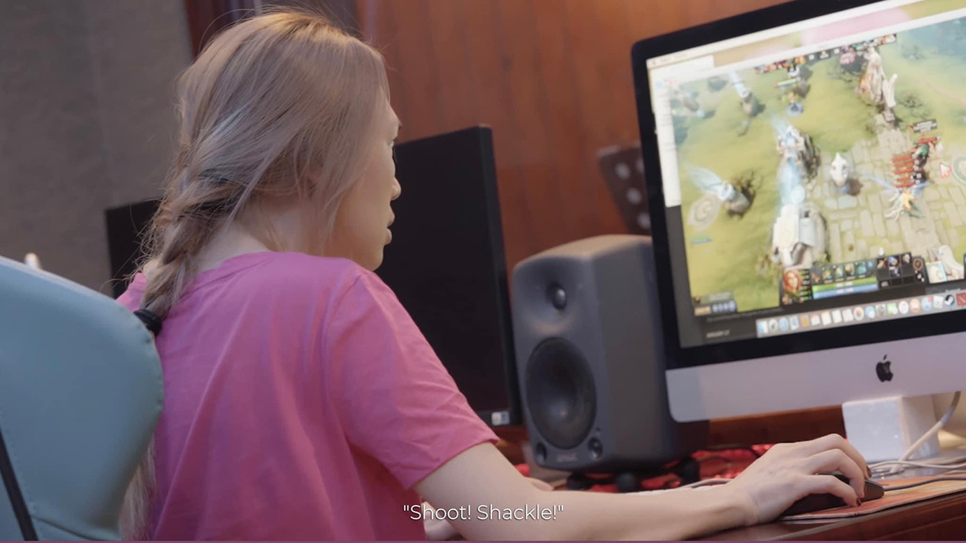 Mỹ Tâm chơi game sau những giờ tập luyện căng thẳng.