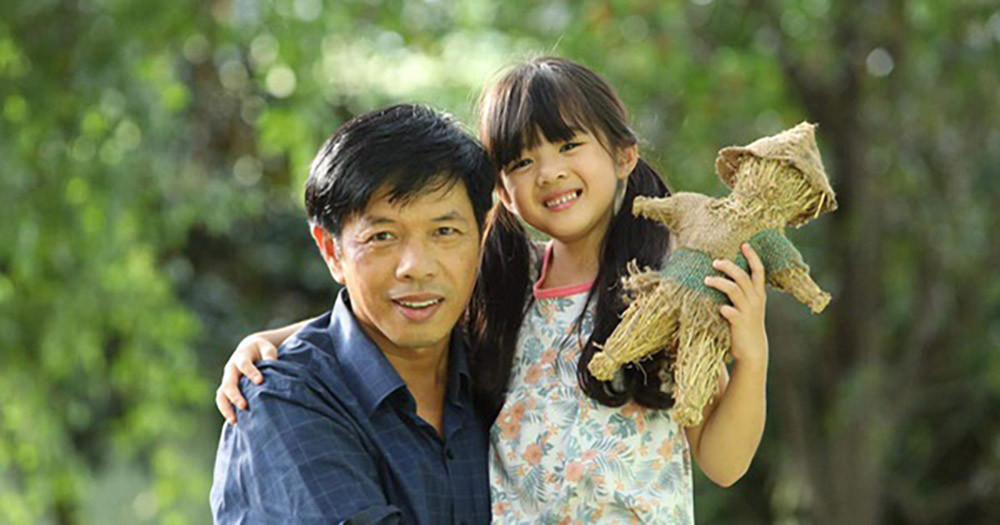 Thái Hòa và bé Suri trong phim Mẹ Rơm.