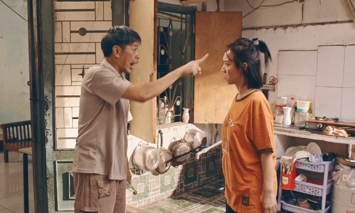 Thái Hòa và Thu Trang vào vai cha con trong Con Nhót mót chồng.