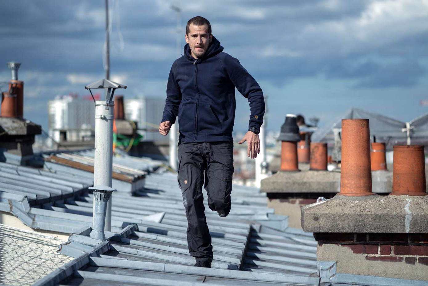 Tạo hình của Guillaume Canet trong vai chính là đặc vụ chống khủng bố.