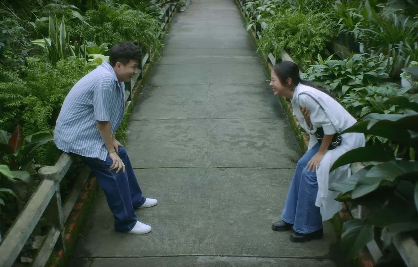 MV có phần hình ảnh đẹp với nhiều khung hình hoài cổ, tạo cảm giác buồn bã.