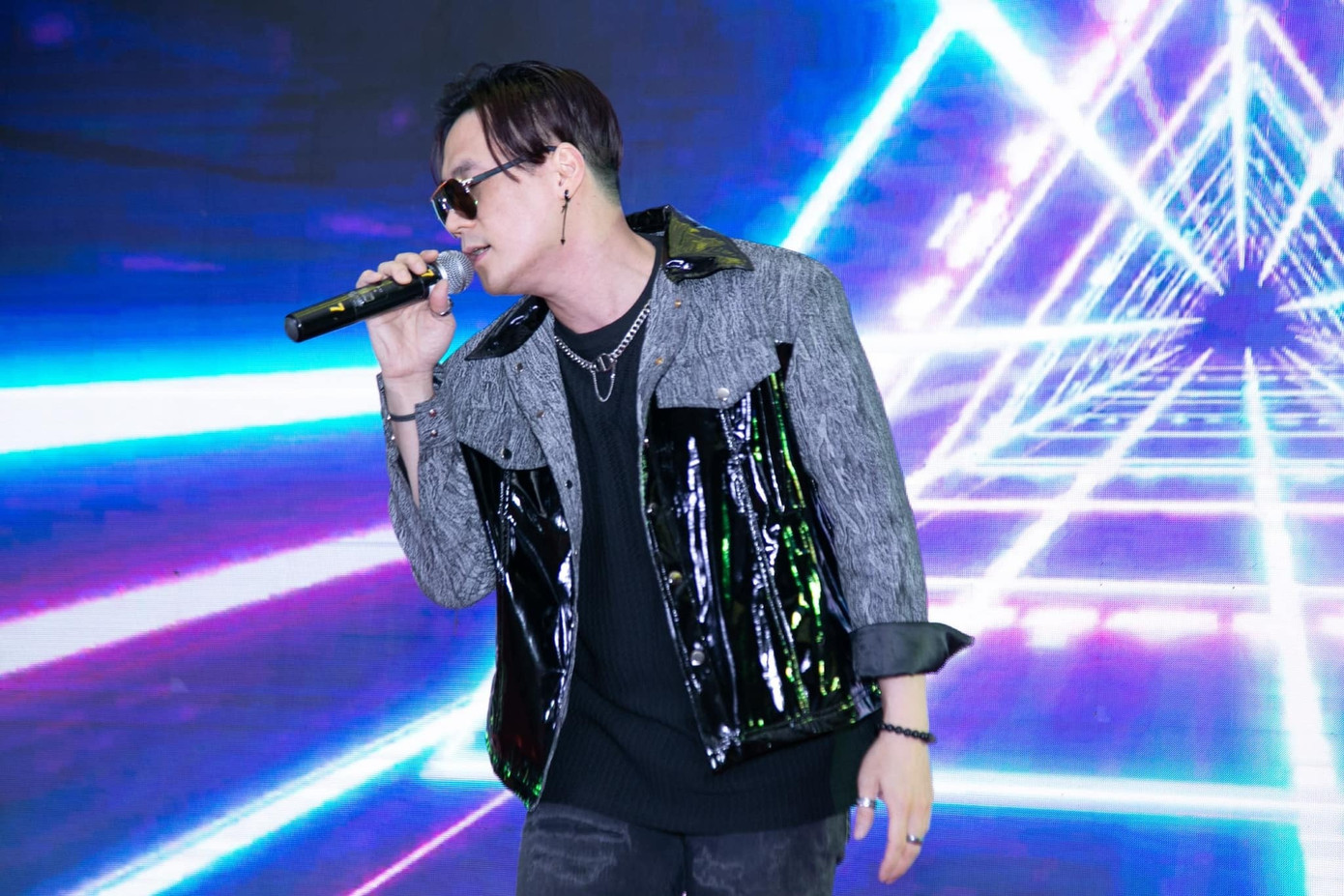 Khánh Phương kiên trì hát sau khi nhóm MP5 tan rã. Khánh Phương kiên trì hát sau khi nhóm MP5 tan rã.