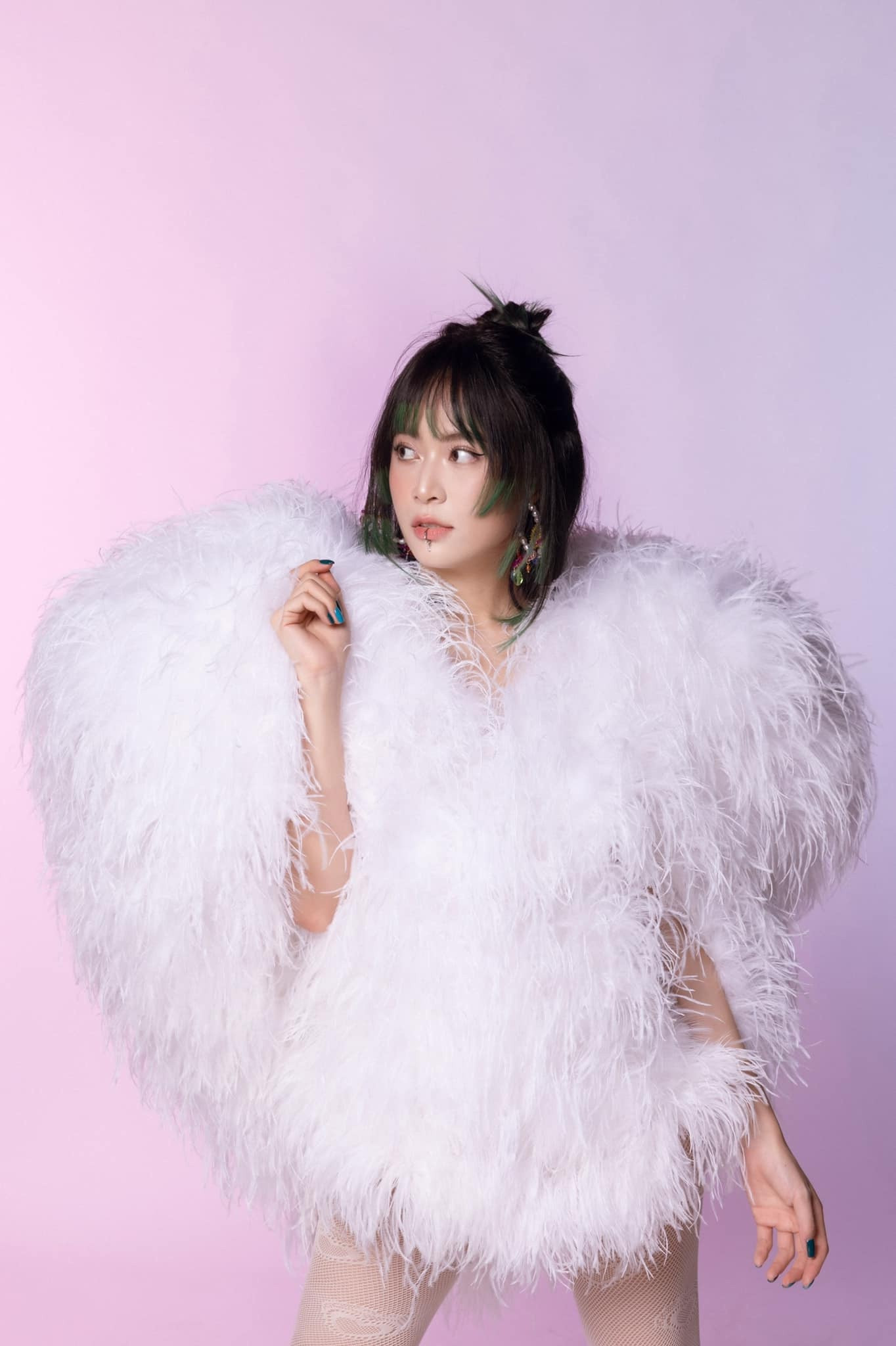 Ca khúc gây sốt vì giai điệu remix và vũ đạo. Ca khúc gây sốt vì giai điệu remix và vũ đạo.