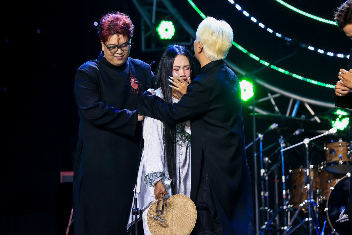 Phương Mỹ Chi xúc động tại lễ trao giải Làn Sóng Xanh 2023.