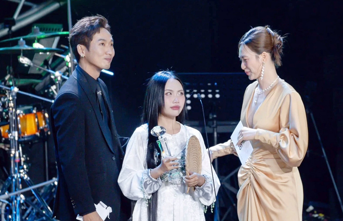 Phương Mỹ Chi xúc động tại lễ trao giải Làn Sóng Xanh 2023.