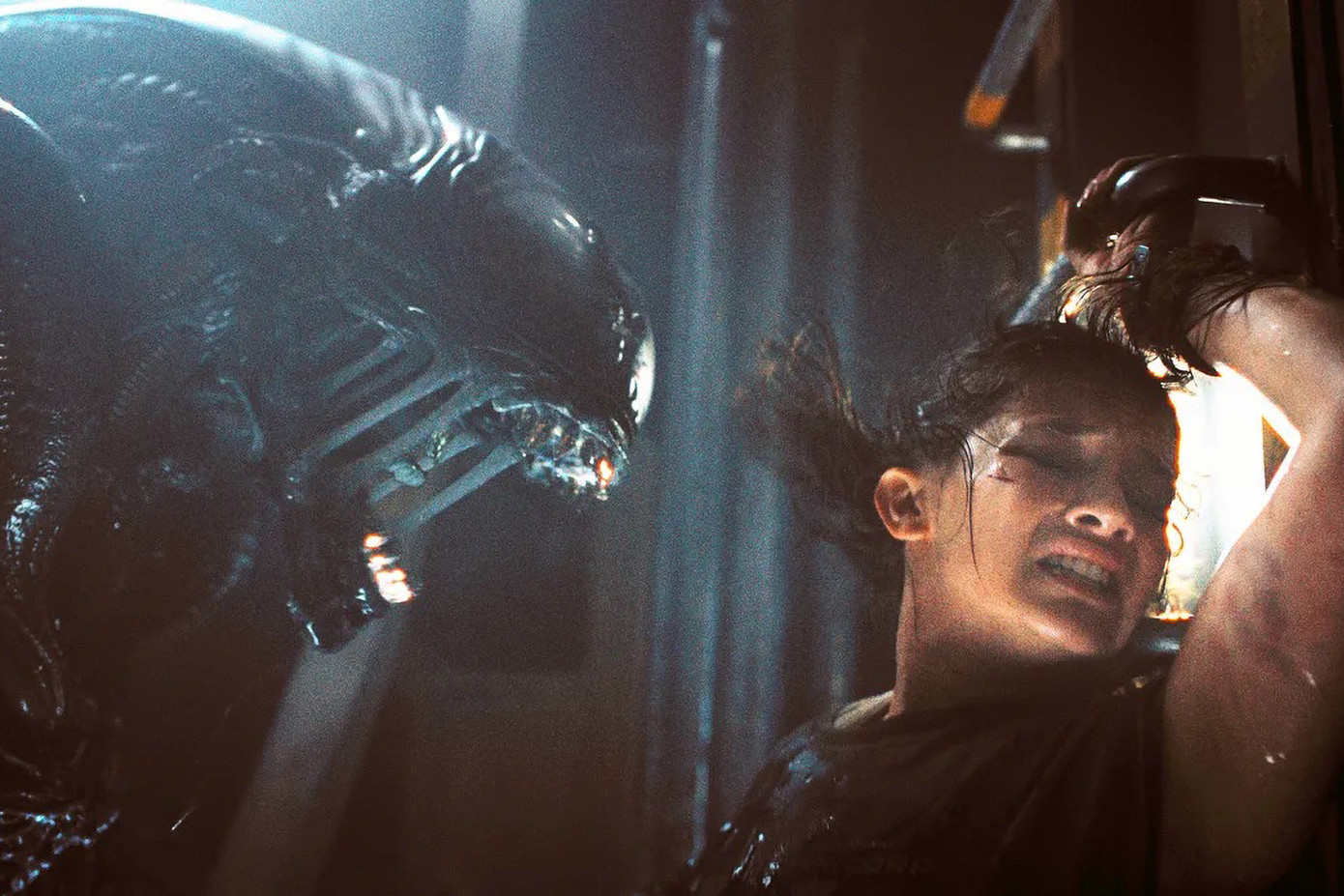 Nhân vật chính Rain (Cailee Spaeny) đối đầu với một con Xenomorph.
