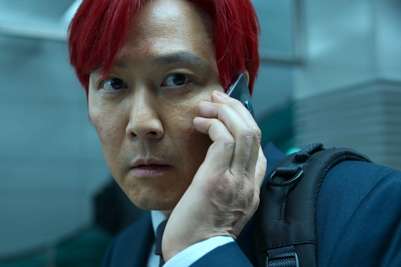 Lee Jung Jae trở lại với vai chính Gi Hun. Lee Jung Jae trở lại với vai chính Gi Hun.