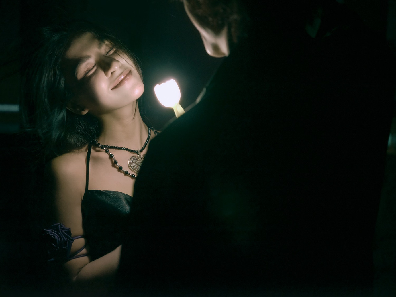 Một vài hình ảnh trong MV. Một vài hình ảnh trong MV.