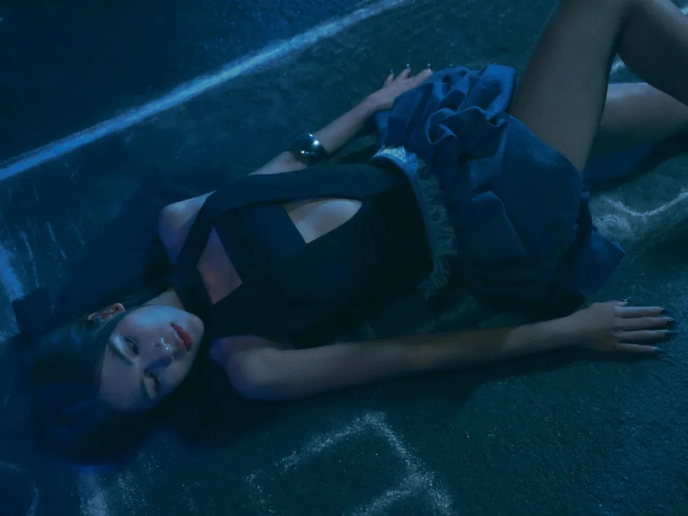 Một vài hình ảnh trong MV. Một vài hình ảnh trong MV.