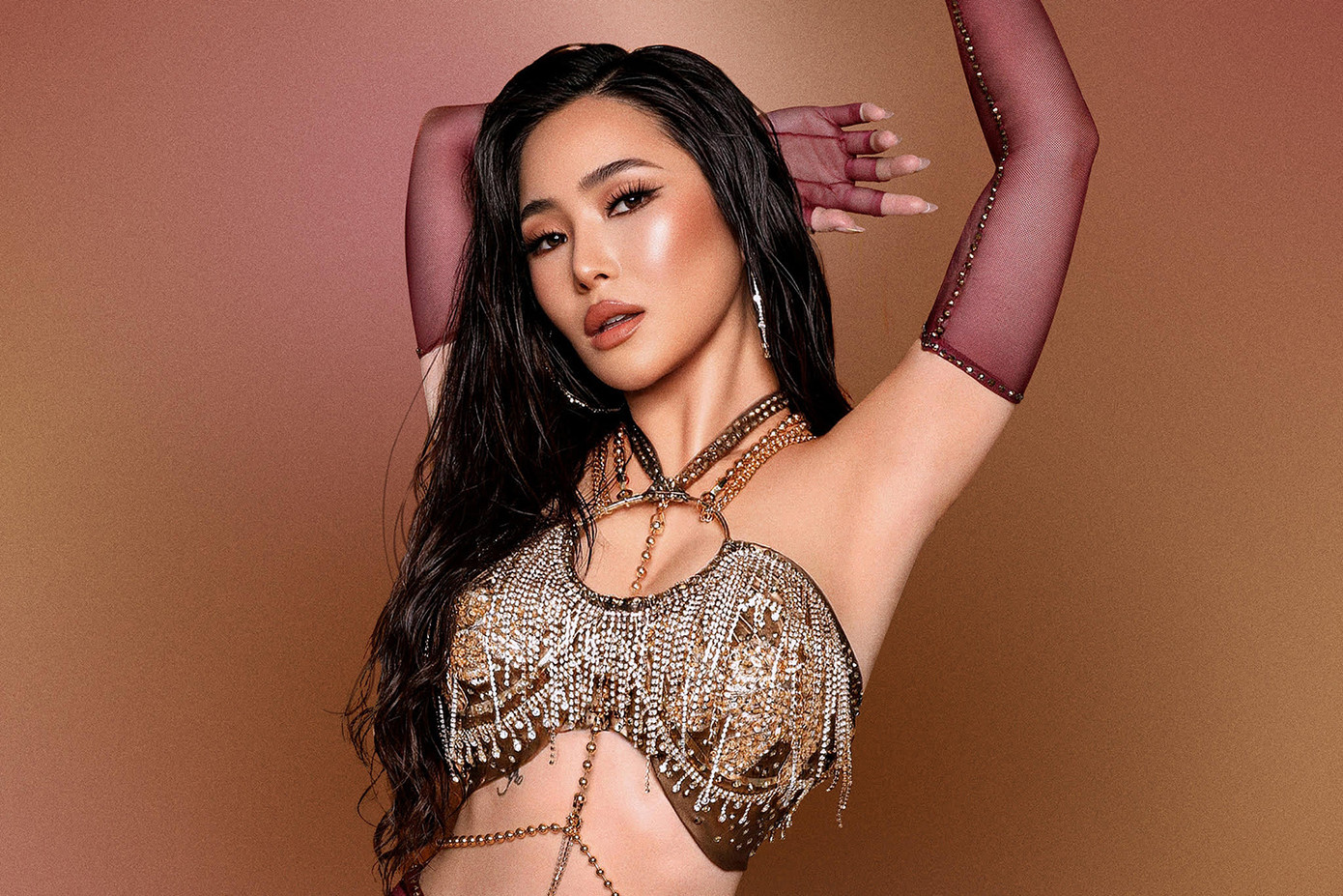 Hương Tràm trở lại với hình ảnh nóng bỏng và nghệ danh mới Charmy Pham.