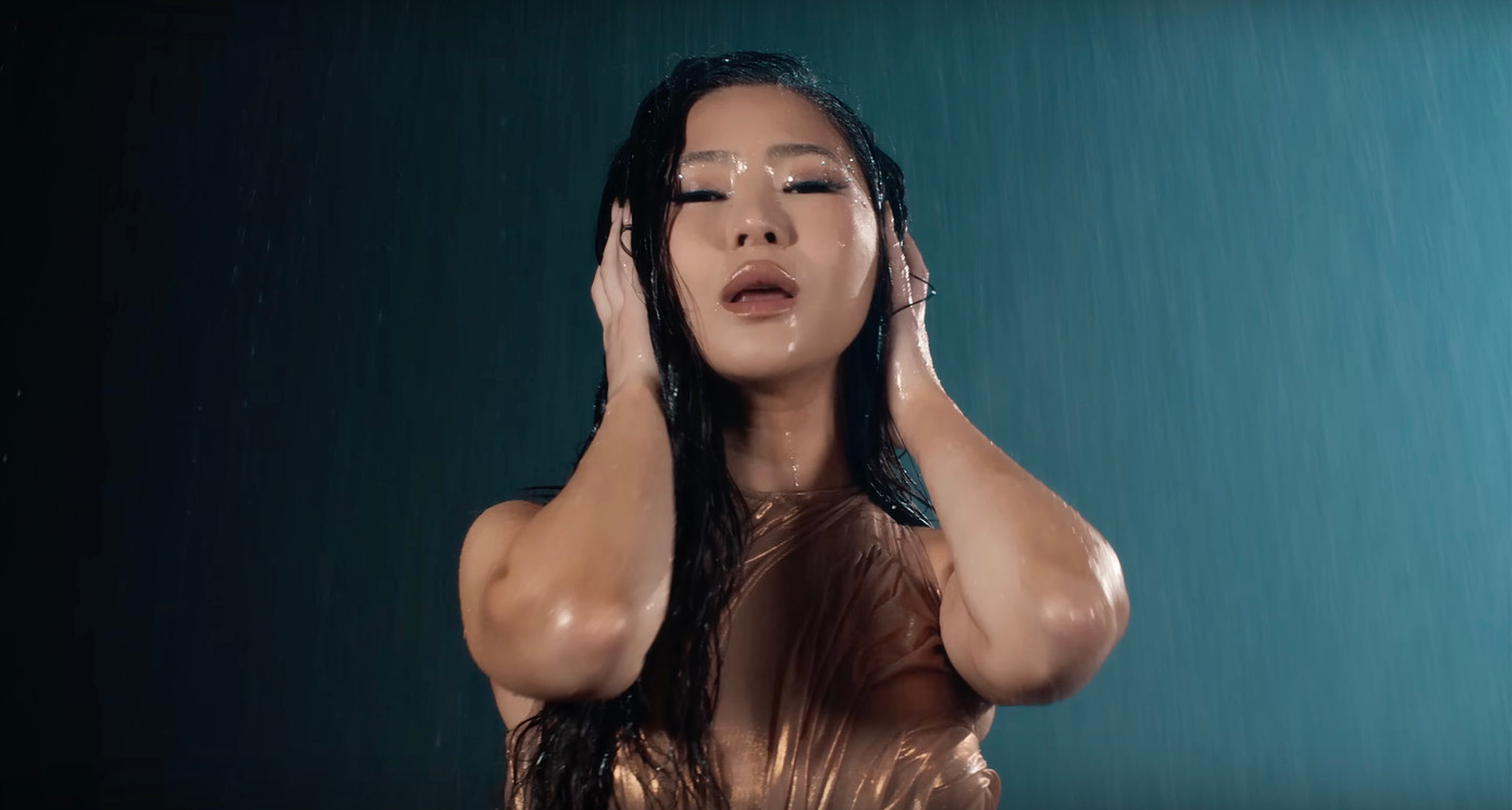 Hình ảnh mới của Hương Tràm trong MV. Hình ảnh mới của Hương Tràm trong MV.