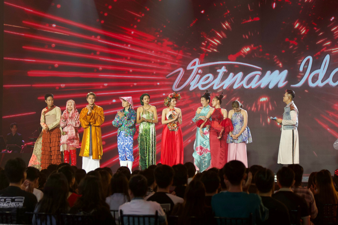 Top 9 thí sinh cùng MC Đức Bảo trong live show 3 của Vietnam Idol 2023. Top 9 thí sinh cùng MC Đức Bảo trong live show 3 của Vietnam Idol 2023.
