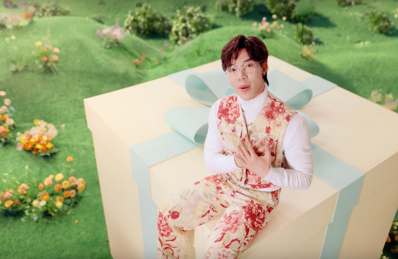 Hình ảnh trẻ trung của Erik trong MV Xoa đầu. Hình ảnh trẻ trung của Erik trong MV Xoa đầu.