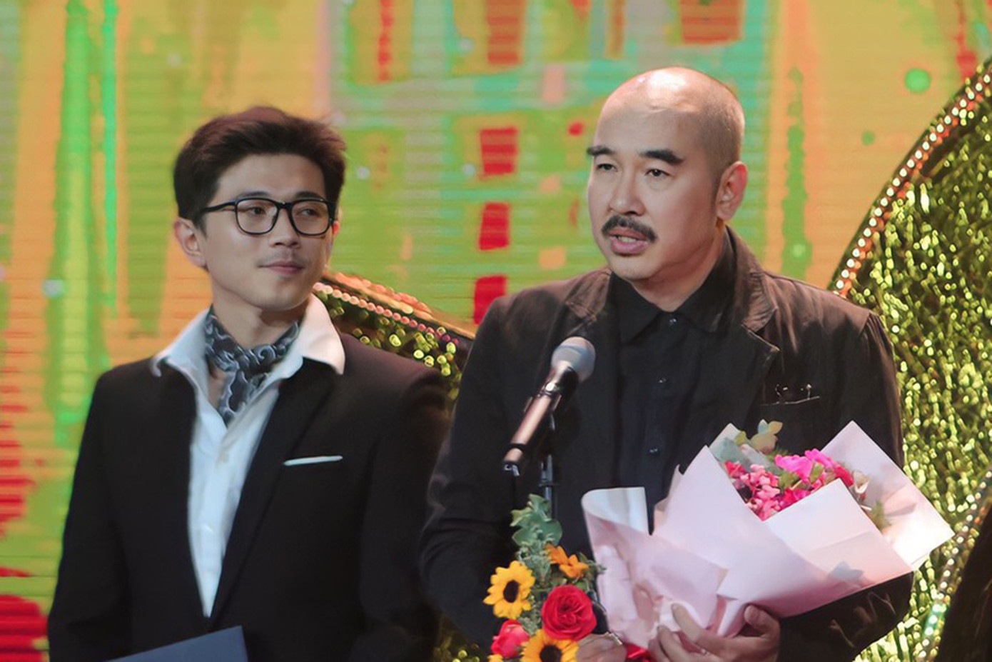 Đạo diễn Bùi Thạc Chuyên (phải) phát biểu khi nhận giải tại LHP Việt Nam lần thứ 23. Đạo diễn Bùi Thạc Chuyên (phải) phát biểu khi nhận giải tại LHP Việt Nam lần thứ 23.