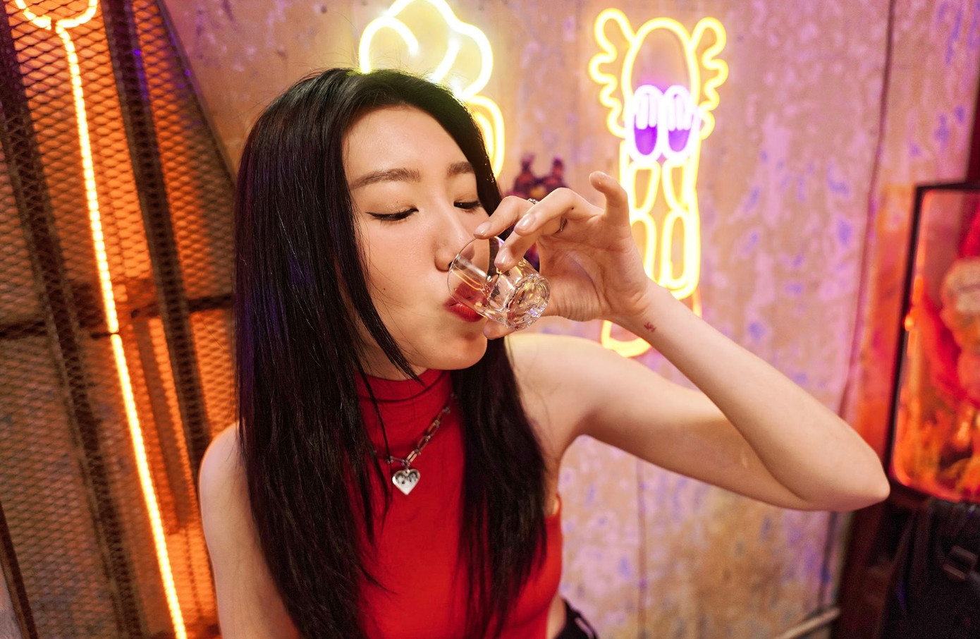 Thúy Ngân nhạt nhòa khi đứng cạnh dàn diễn viên hài.