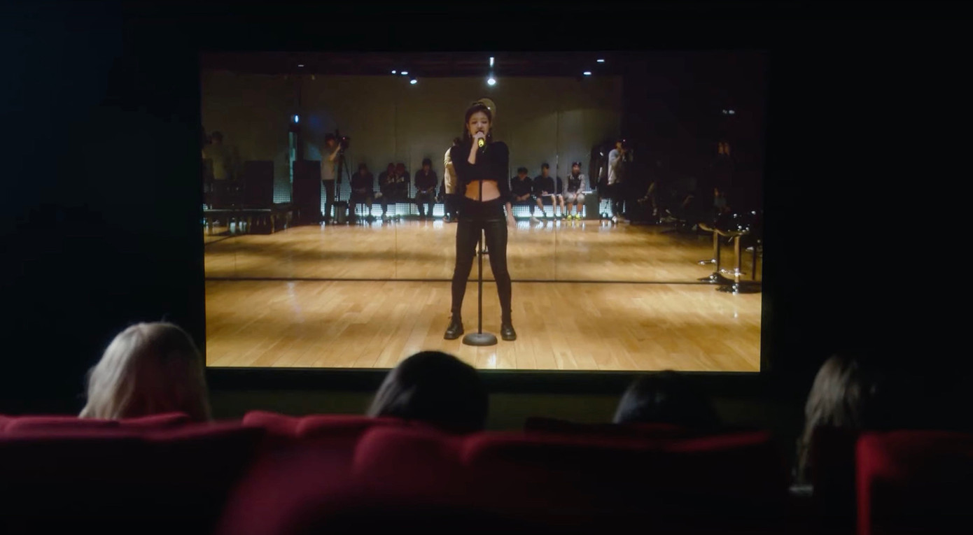 BlackPink cùng xem Jennie trình diễn bản hit của The Weeknd trong phim tài liệu BlackPink: Light Up the Sky (2020).