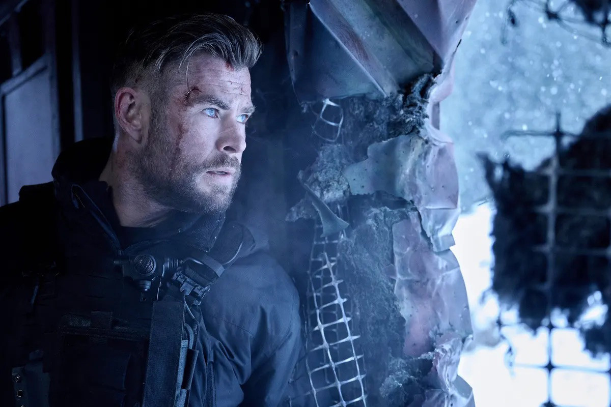 Chris Hemsworth tiếp tục vào vai lính đánh thuê Tyler Rake. Chris Hemsworth tiếp tục vào vai lính đánh thuê Tyler Rake.