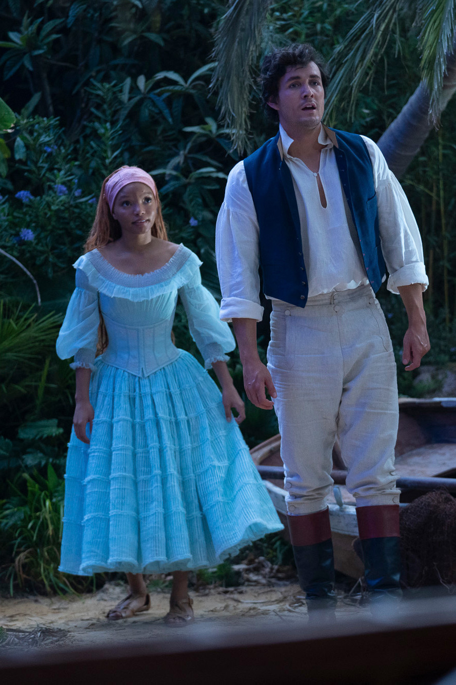 Nàng tiên cá có sự thay đổi về mặt ngoại hình so với bản gốc. Nàng tiên cá có sự thay đổi về mặt ngoại hình so với bản gốc.