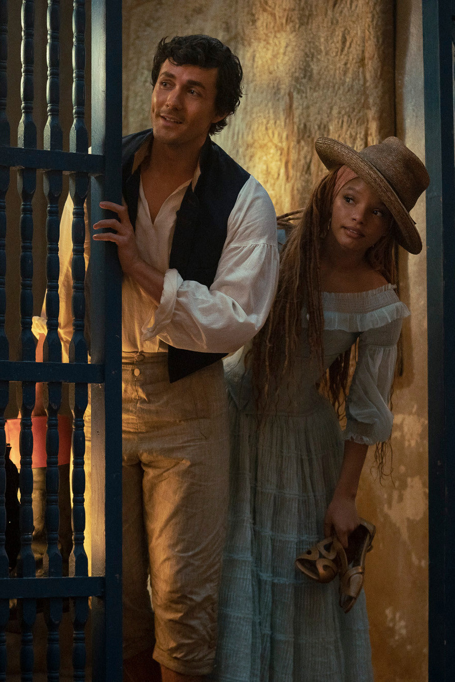 Nàng tiên cá có sự thay đổi về mặt ngoại hình so với bản gốc. Nàng tiên cá có sự thay đổi về mặt ngoại hình so với bản gốc.