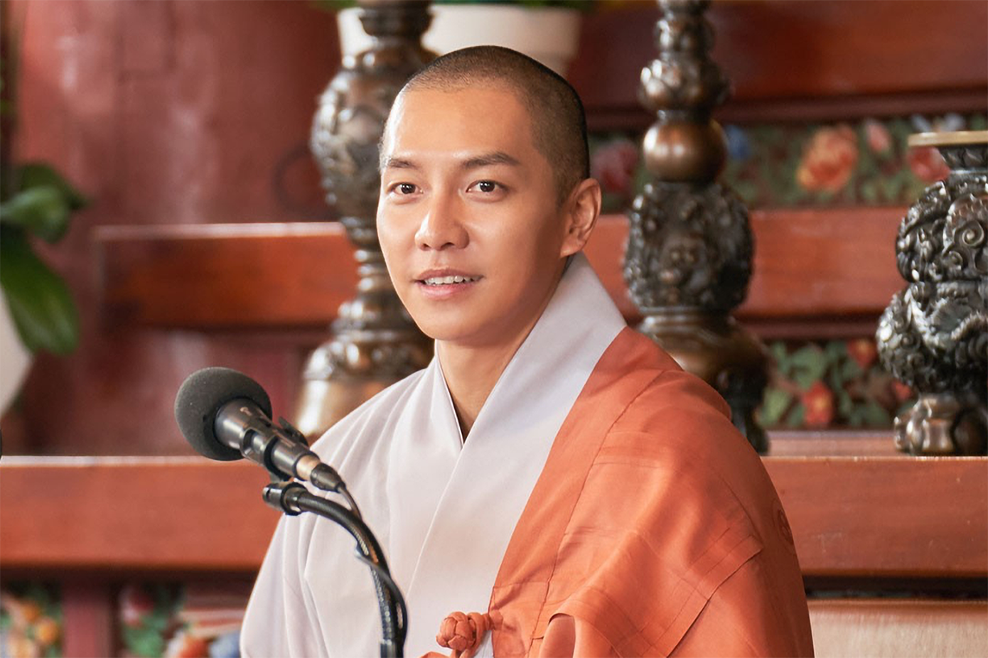 Tạo hình của Lee Seung Gi trong vai nhà sư.