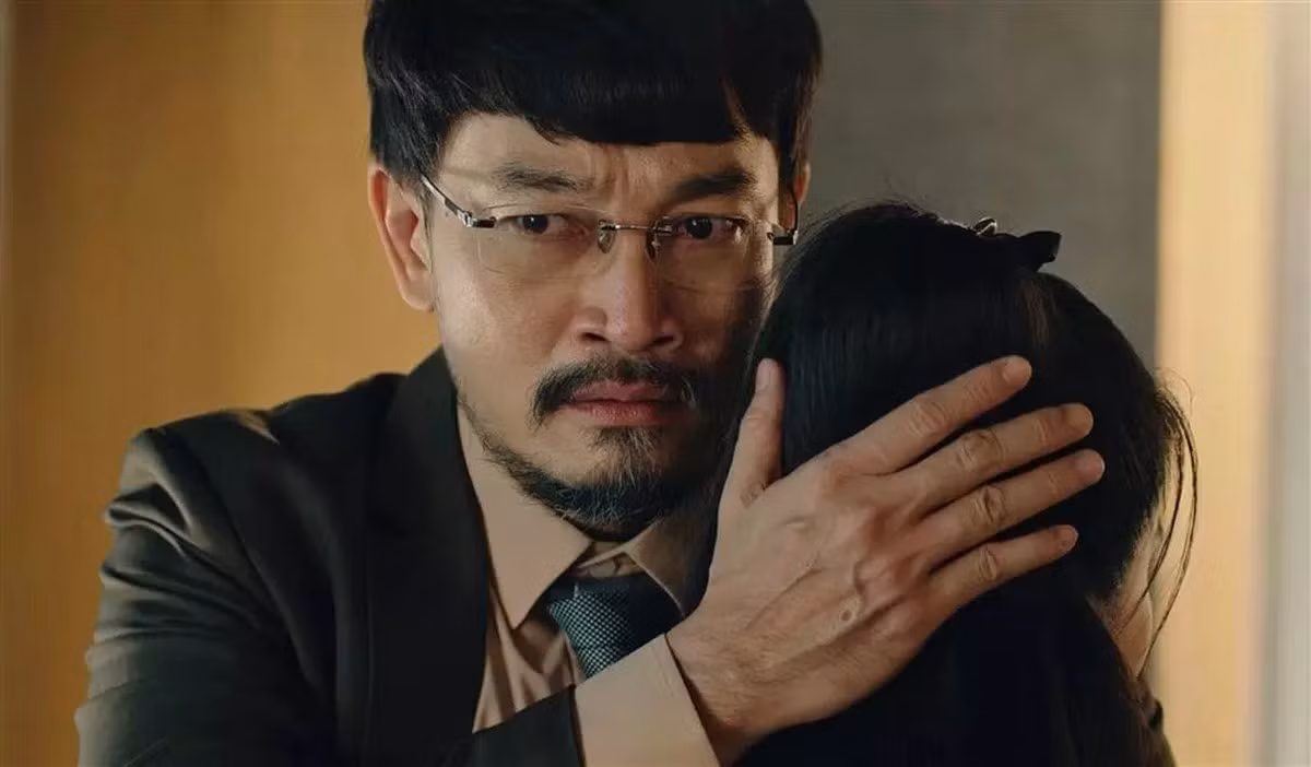 NSƯT Trương Minh Quốc Thái vào vai người đàn ông phản bội gia đình, lén lút quan hệ với cô gái kém tuổi.